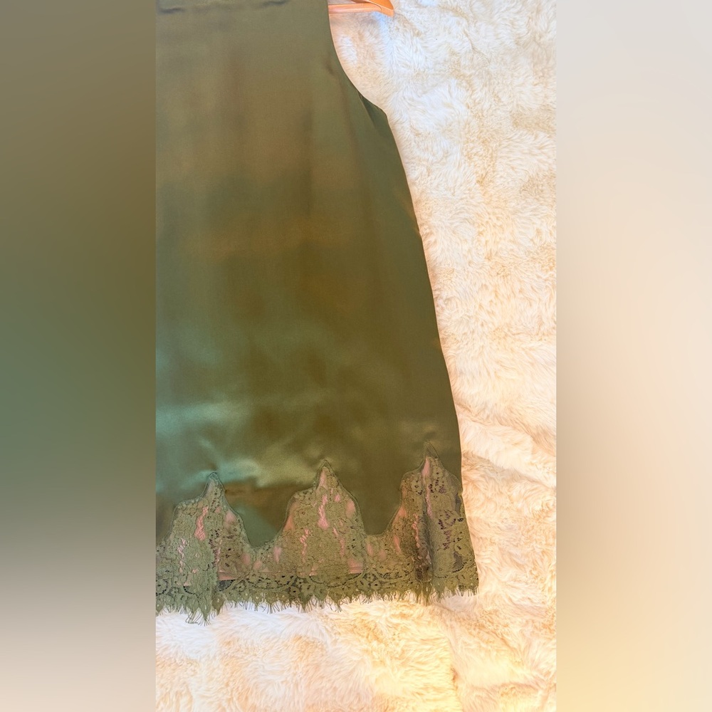 Reformation Jessalyn Silk Dress In Moss Garden, NWOT, NEVER WORN, NO FLAWS. - Picture 7 of 14